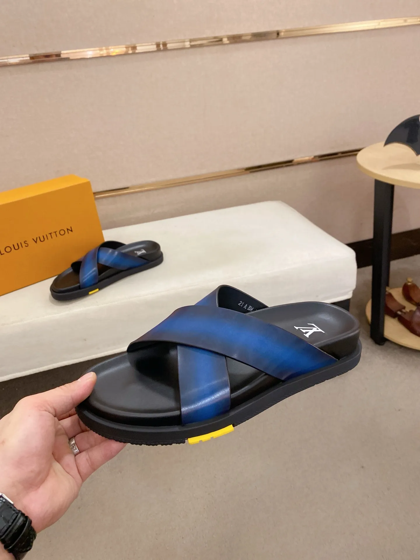 Factory price: 420💰Made by LV🔍Top purchasing agent. Men's spring and summer slippers are available at the same counter. The uppers are made of cowhide imported from Italy. High-quality craftsmanship, soles: original soles specially provided by the original factory, exclusive movable molded soles are super comfortable, original factory follow-up goods, 🔍🔍high quality, can be entered and exited the counter at will, welcome to compare, code number 38-44. Can be customized45